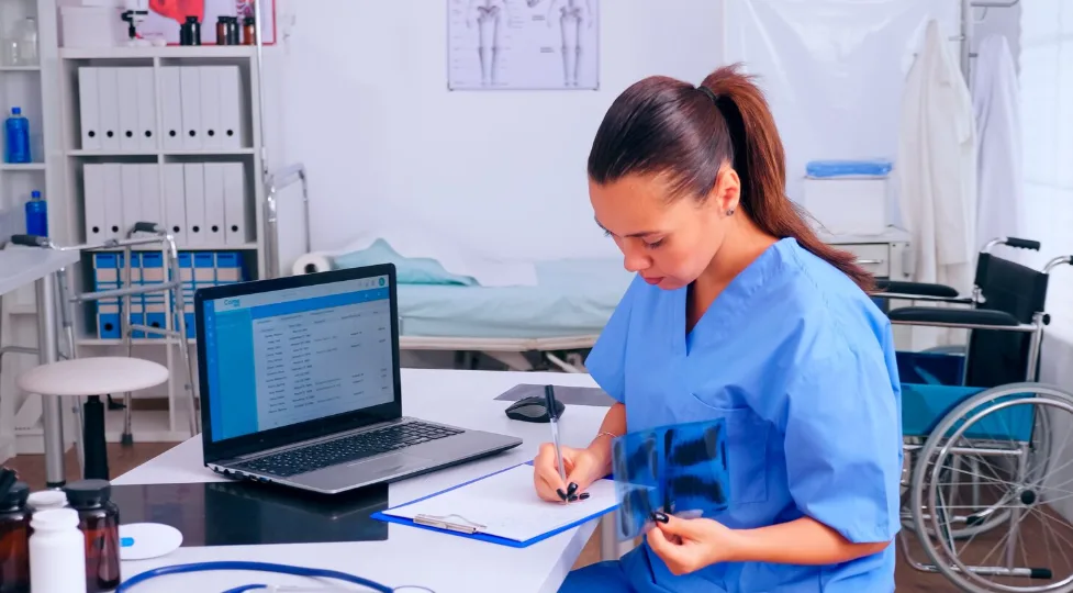 Best AI Medical Scribes for Doctors
