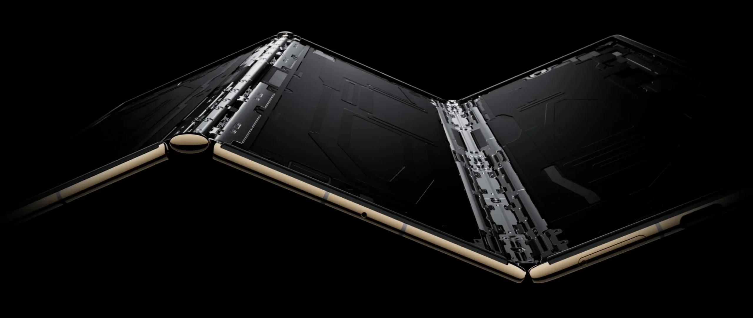 The Advanced Precision Hinge System of HUAWEI Mate XT ensures precise coordination and delicate dual-hinge movementso that each fold, both inward and outward, is smooth and seamless.